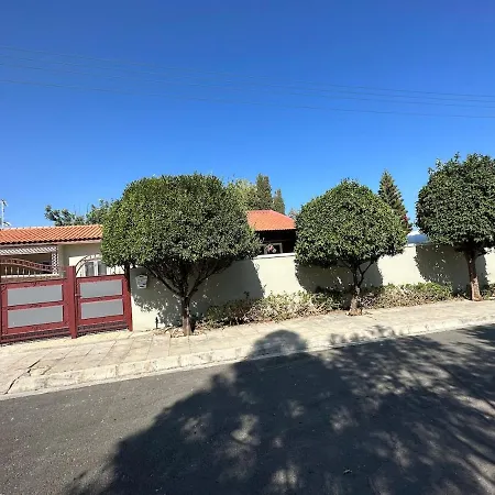 Family With Large Garden פיסורי
