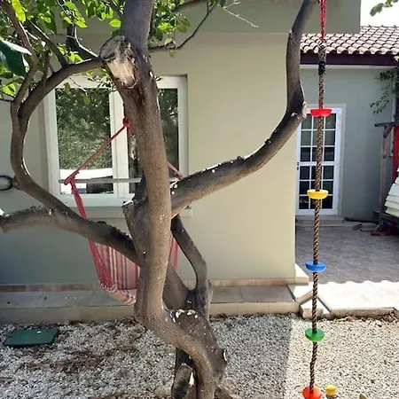 Family With Large Garden 皮斯索里